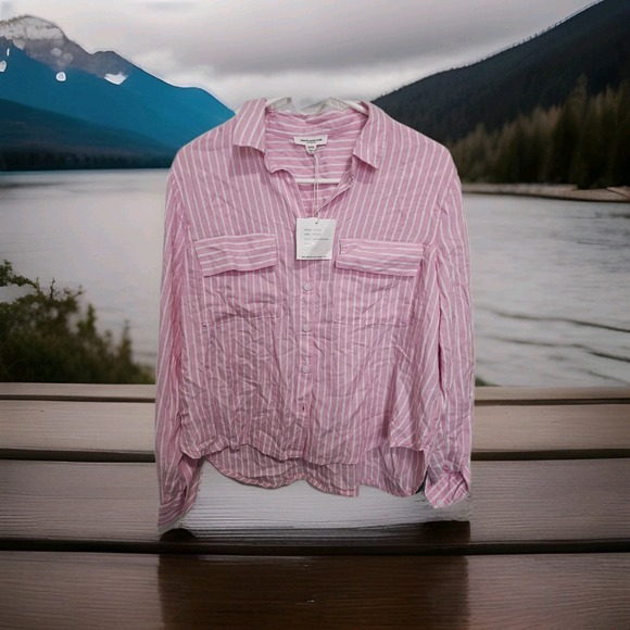 Beach Lunch Lounge Tops - NWT  Beach Lunch Lounge Fallon Crop Button-Up Shirt in a pink and white Large